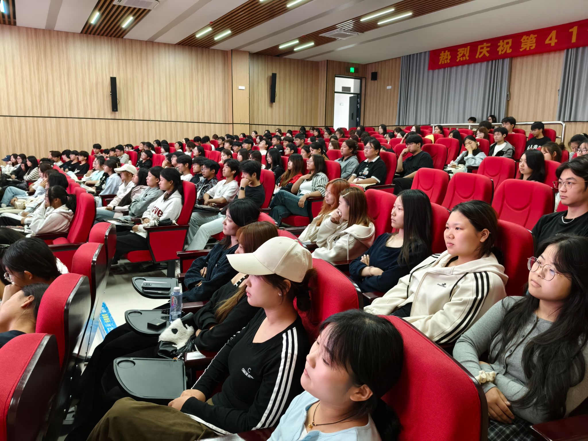 开启大学新征程，共筑青春心梦想——文化旅游学院2025级新生见面会暨会展策划实践项目启动